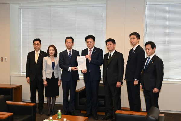 【政調活動】防衛装備移転三原則の運用指針の見直し及び厳格化に関する提言を官房長官に申し入れ