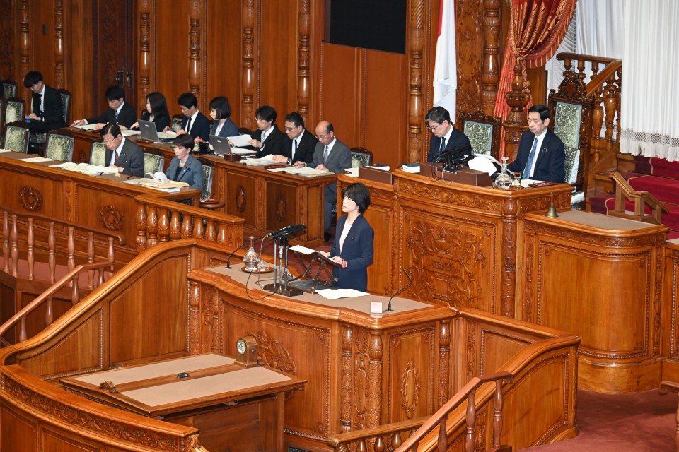 参院本会議で刑事訴訟法改正について質問する打越さく良議員