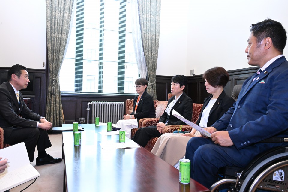 黄川田仁志女性活躍担当大臣(左)から要望書を受け取る辻元清美ジェンダー平等推進本部長ら=2026年6月9日、国会内