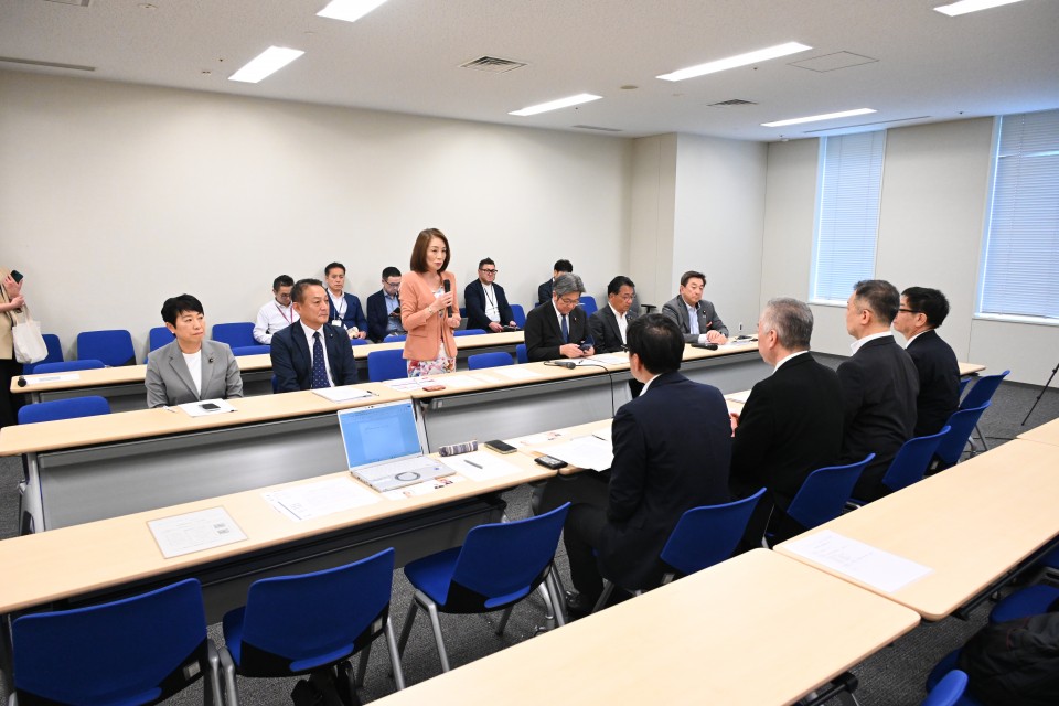 20260519政調勉強会であいさつする徳永エリ政調会長