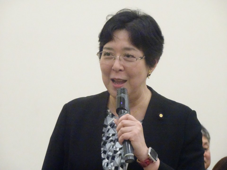 あいさつする田名部匡代幹事長