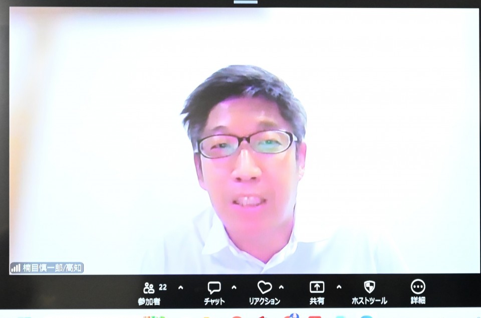 あいさつする楠目慎一郎・高知市議会議員