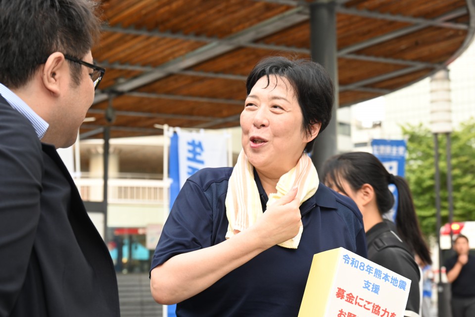 有楽町駅前で街頭募金を呼びかける田名部匡代幹事長