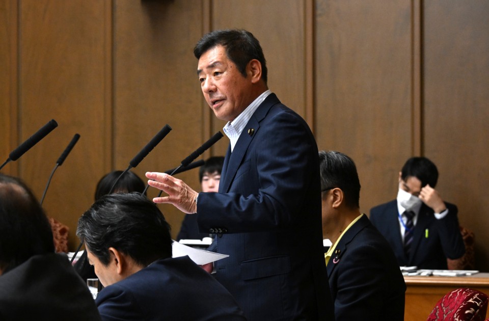 参院財政金融委員会で質問に立つ勝部賢志議員（2026年10月27日）