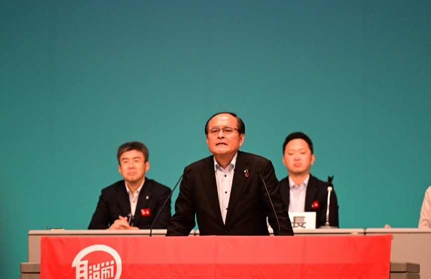 自治労協力国会議員団の団長として、協力国会議員の紹介を行う吉田忠智参院議員