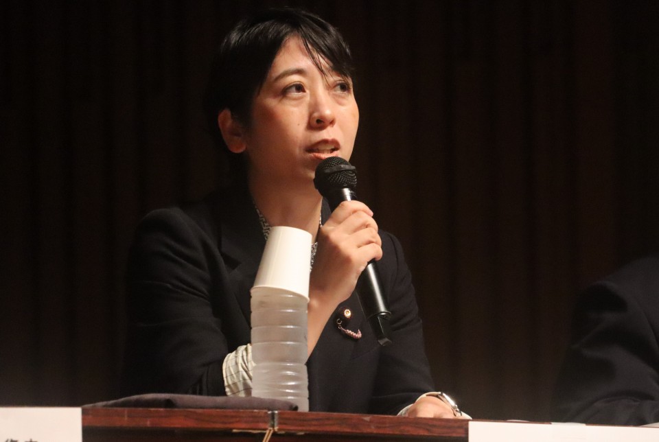 20260919「未来国会2026」全国決勝大会でコメントする山内佳菜子参院議員