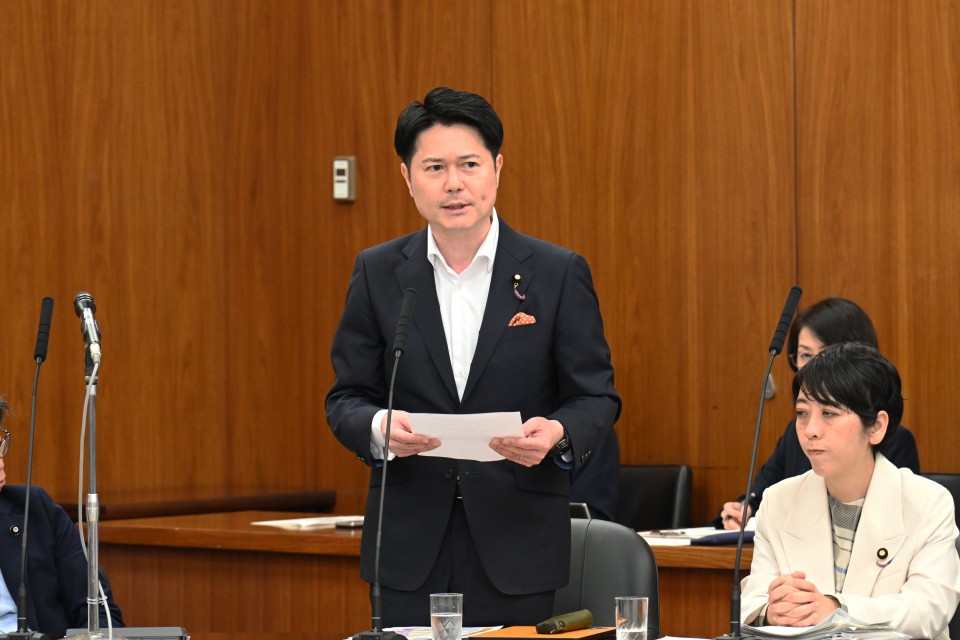 参院厚生労働委員会で討論に立つ郡山りょう議員＝2026年5月28日