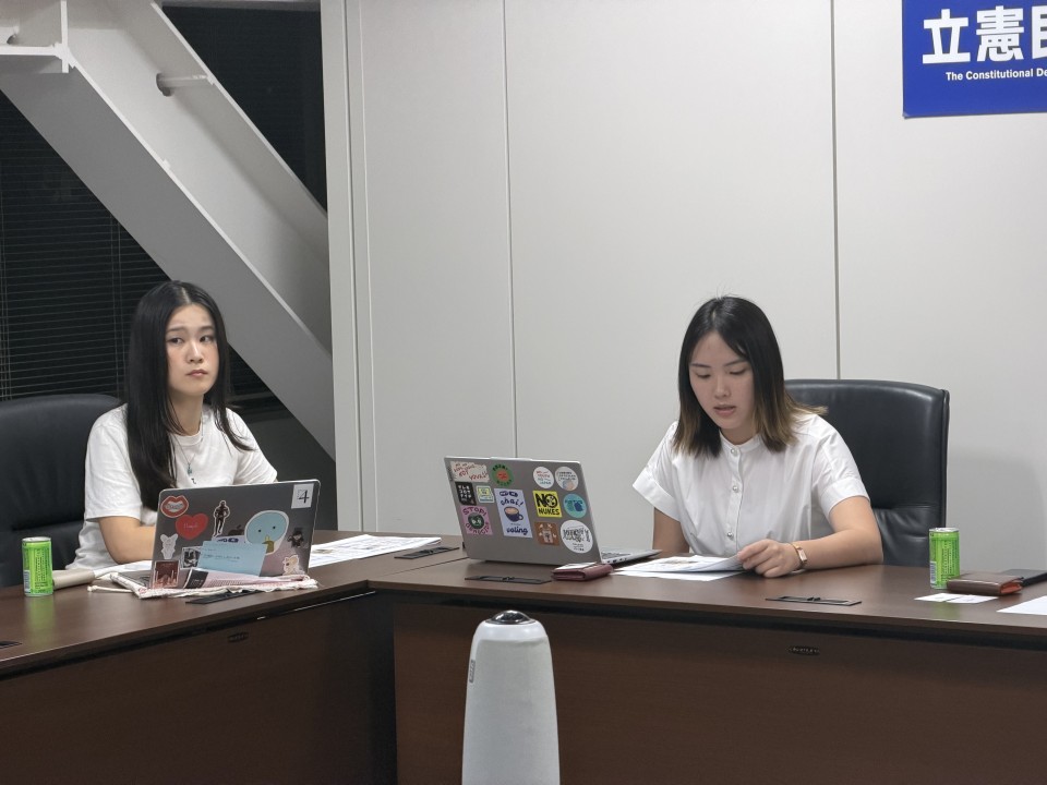 20260908　NO YOUTH NO JAPANとりっけんユースによる交流企画で話すNYNJの後藤真奈さん（左）と沼子真生さん（右）