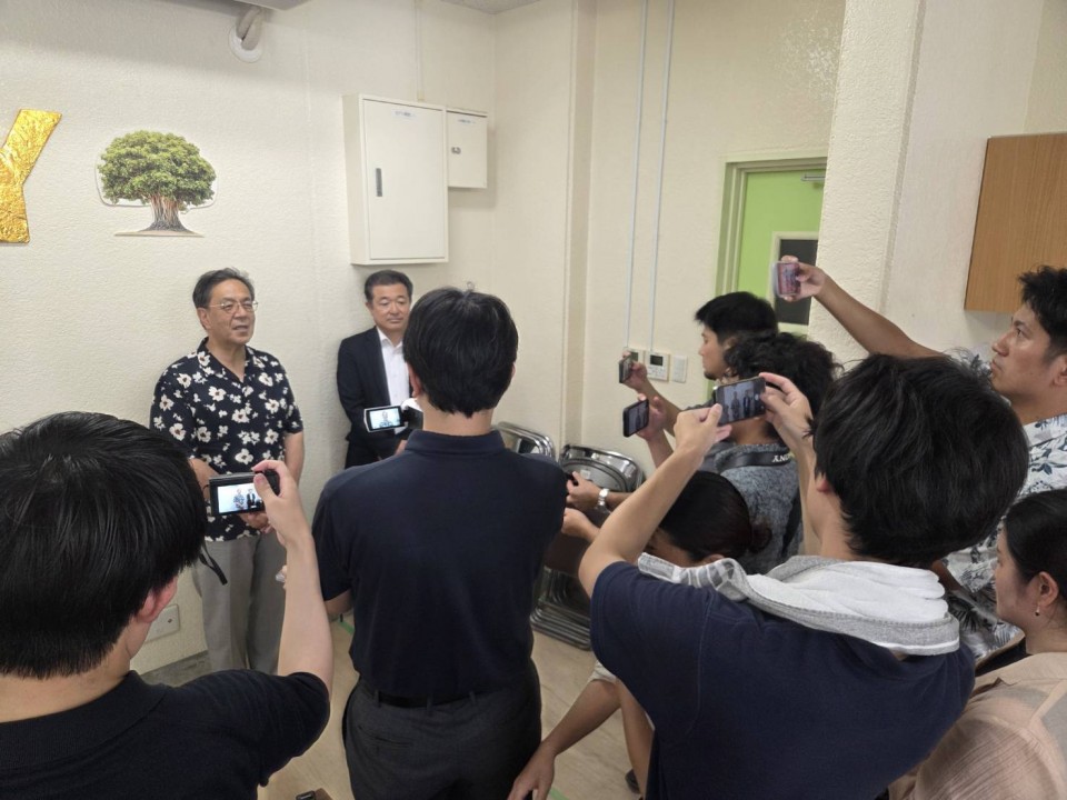 玉城デニー知事の支援事務所で取材を受ける水岡代表②
