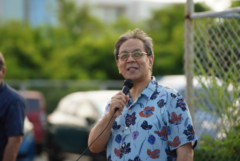 宜野湾市内での街頭演説でマイクを握る水岡代表