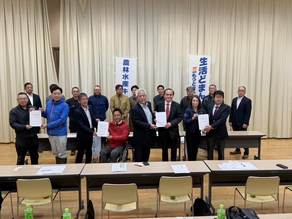 意見交換会の参加者らと記念撮影