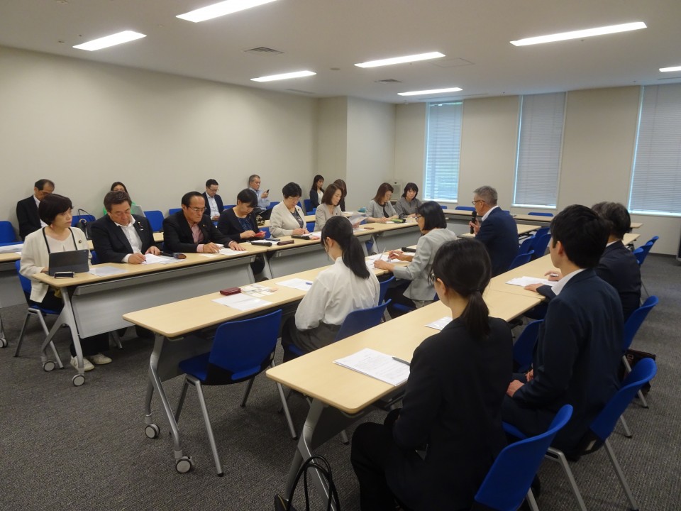 日教組からの要請を受けて党所属議員と意見交換する様子
