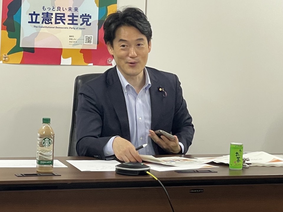 りっけんユース定例会にて講演する小西洋之参院議員