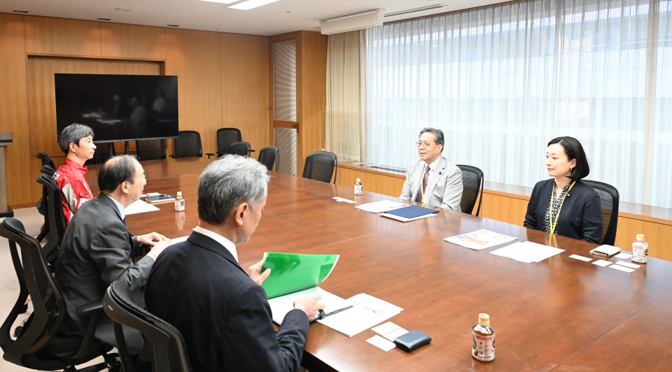 日本赤十字社の清家社長らと意見交換する水岡代表、田島国民運動局長