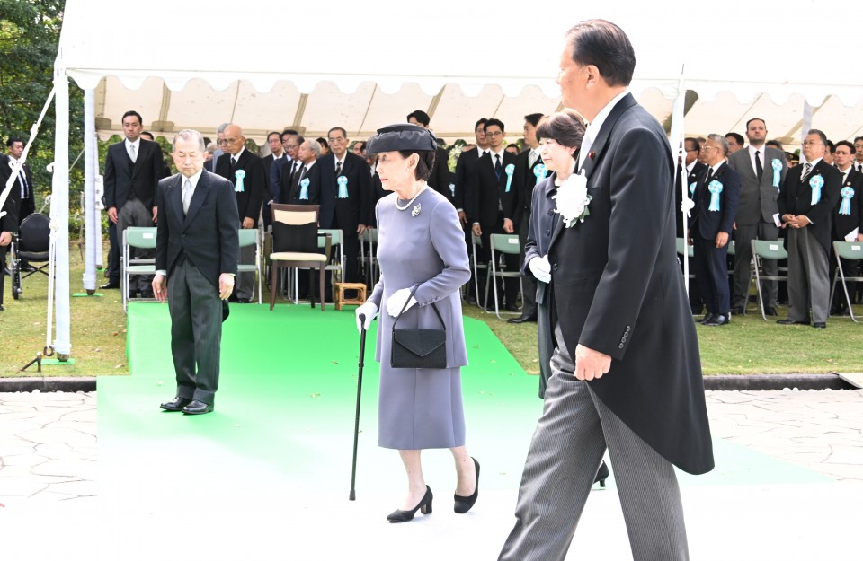 参拝に向かう常陸宮妃華子殿下＝2026年10月19日、東京都千代田区