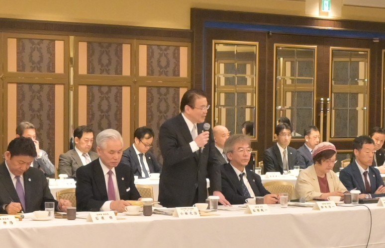 あいさつを行う日弁連会長に就任した松田純一会長