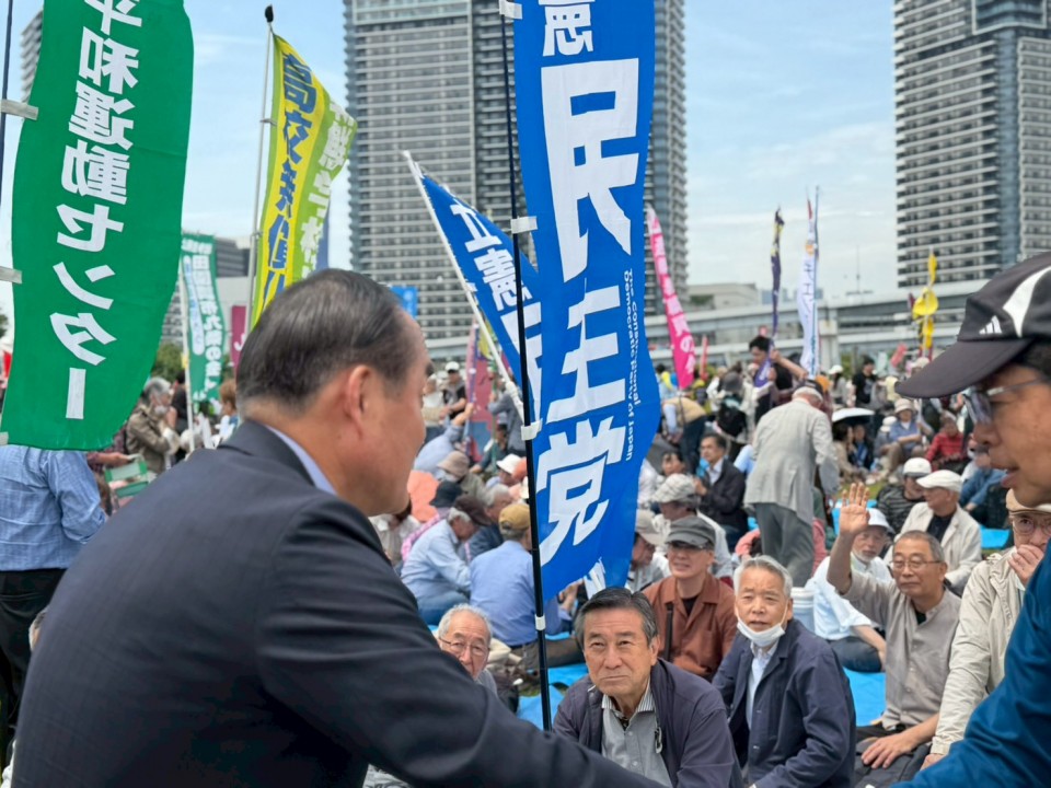 集会参加者を激励する吉田常任幹事会議長