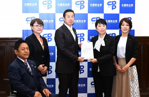 黄川田大臣の要請を受ける辻元本清美部長、横沢たかのり議員、古賀千景議員、小島とも子議員