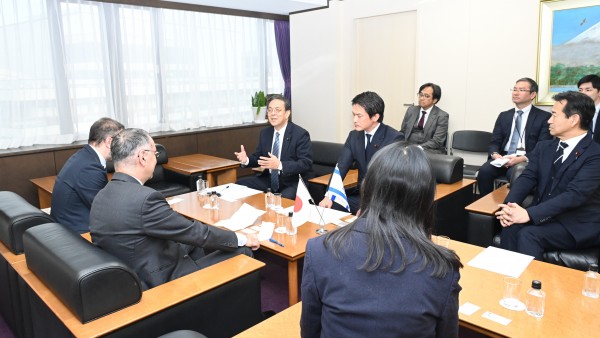 【国際局】水岡代表、イスラエル大使と中東情勢で意見交換