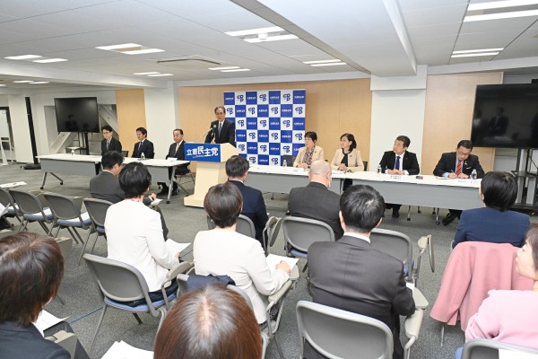 【両院議員懇談会】「活発な議論をいただき、今後の党運営に生かしたい」水岡代表があいさつ