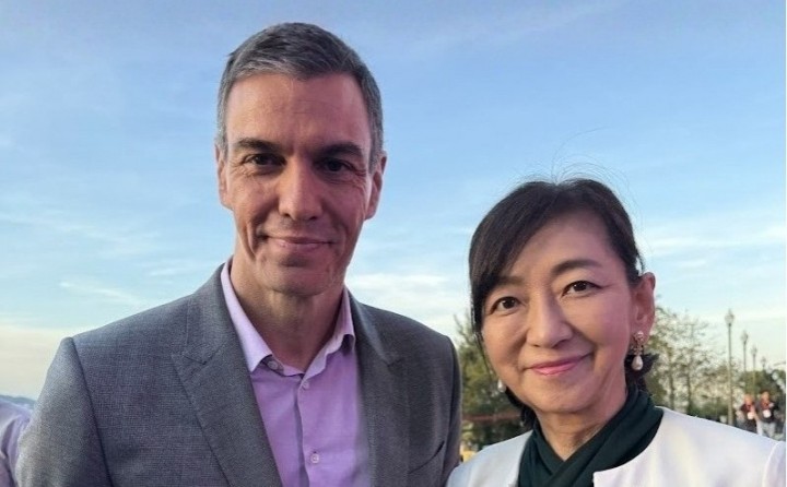 レセプション会場で同席したスペインのサンチェス首相と牧山ひろえ議員