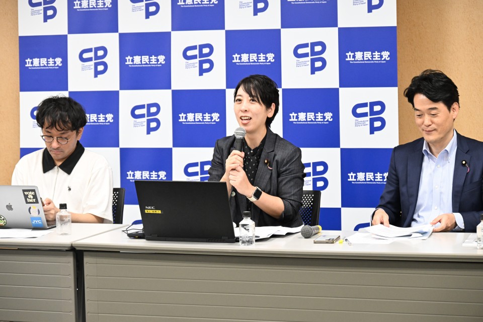 (左)室橋祐貴 日本若者協議会 代表理事 (中央)山内佳菜子 青年局長 (右)小西洋之 参院議員 中央が司会を務める山内佳菜子青年局長