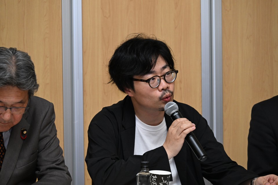 合同勉強会で説明する河野嘉誠氏=2026年6月17日、国会内