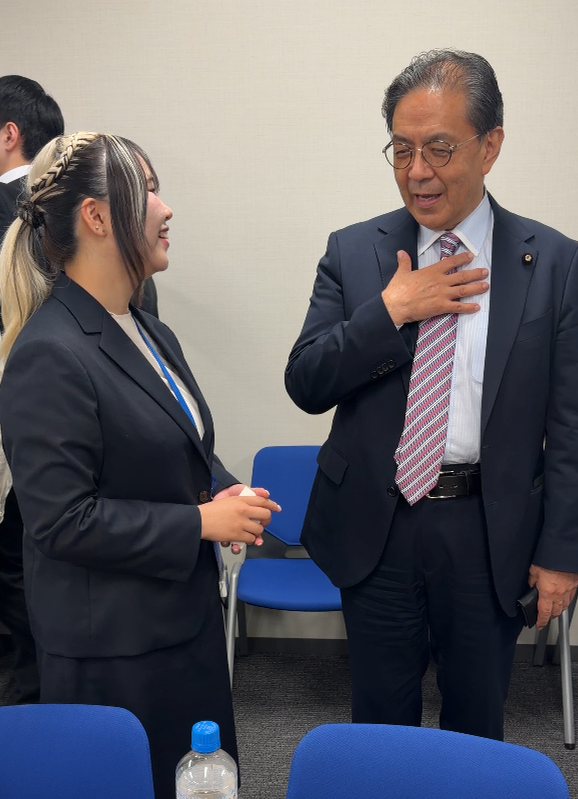 参加者と交流する水岡俊一代表