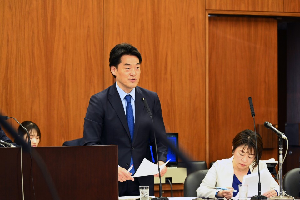 参院厚生労働委員会で質疑に立つ小西洋之議員＝2026年5月28日