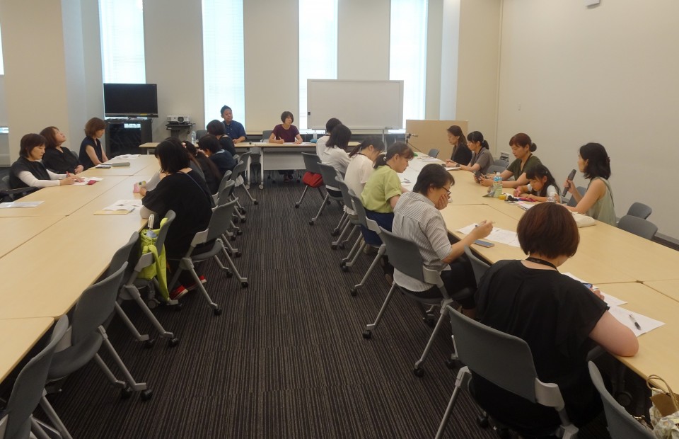 「岩手県母と女性教職員の会」との意見交換の様子