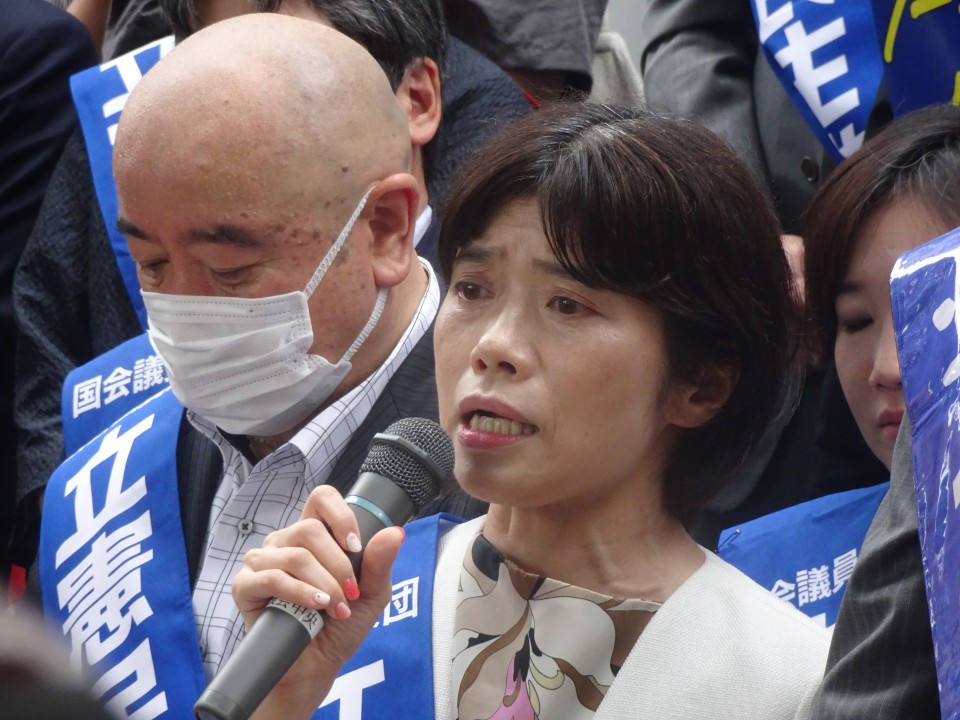 デモ行進で訴える打越議員