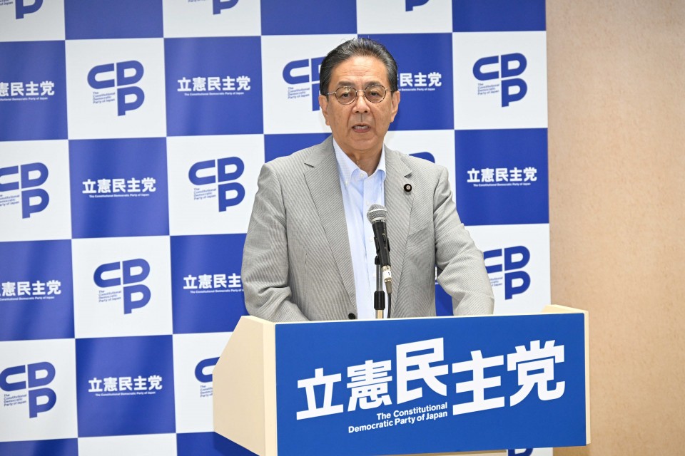 全議員懇談会であいさつする水岡代表