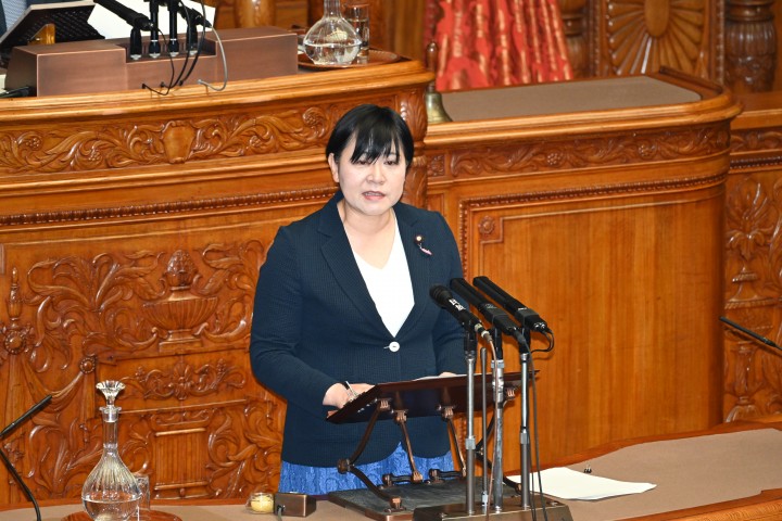 20260710参院本会議で質疑に立つ岸真紀子議員