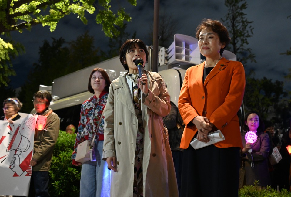 「議員定数削減反対！緊急アクション」行動で連帯のあいさつをする打越さく良参院議員と高木真理参院議員（2026年10月28日）