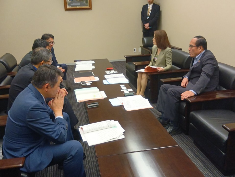 徳永政調会長らと中核市市長会との意見交換の様子