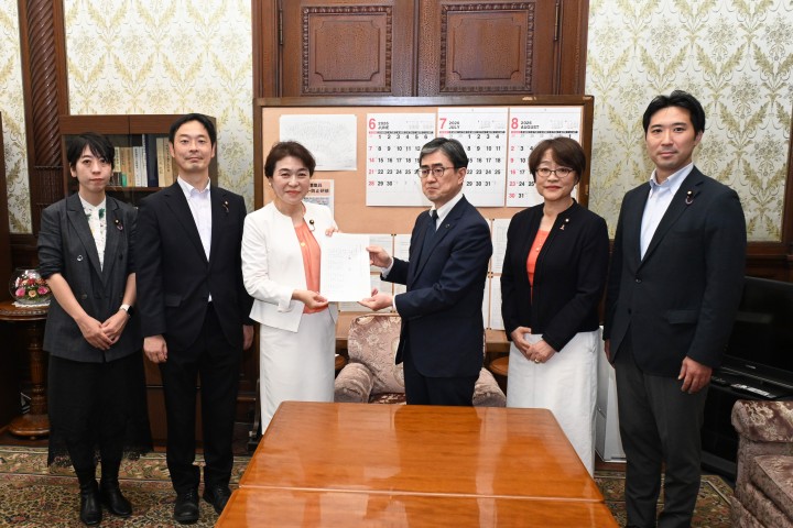 20260623児童扶養手当法改正案を参院に提出する高木真理、小島とも子、山内佳菜子各議員