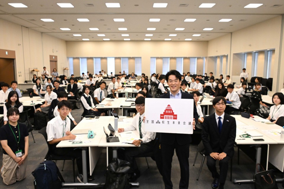 参加した高校生たちと小西参院議員