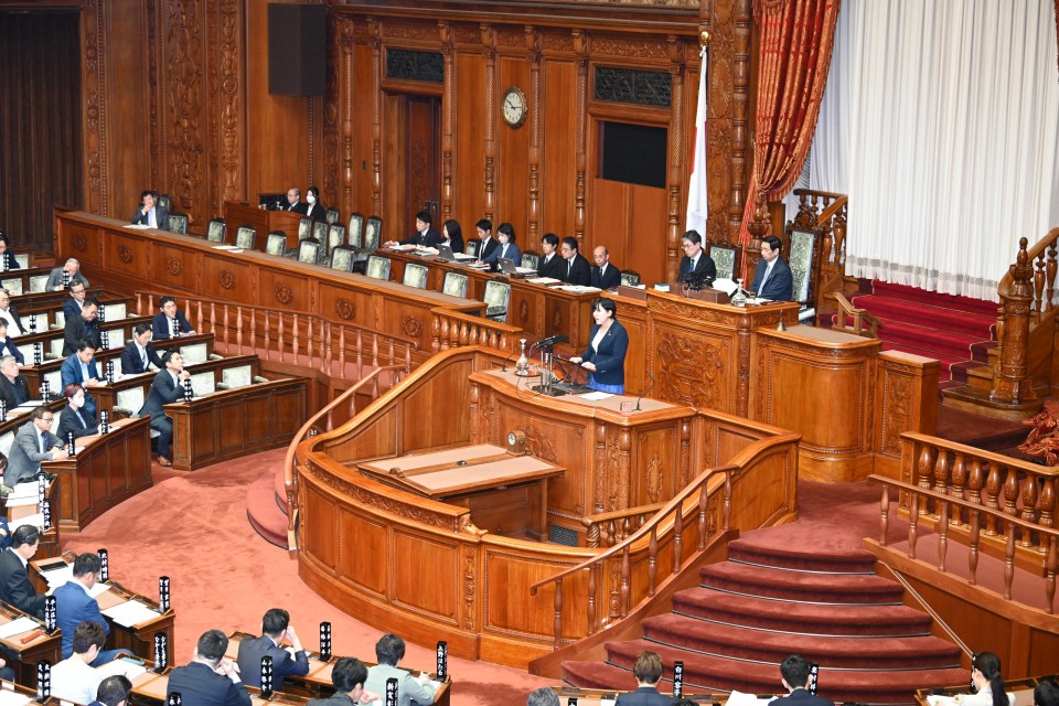 20260710参院本会議で質疑に立つ岸真紀子議員