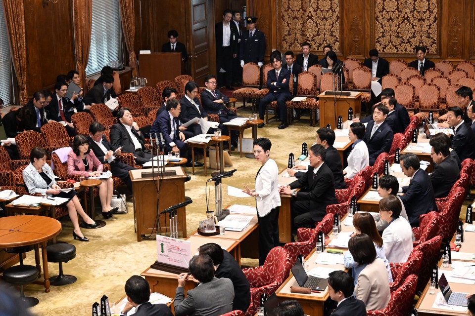 20260717参議院予算委員会で高市総理に迫る蓮舫議員