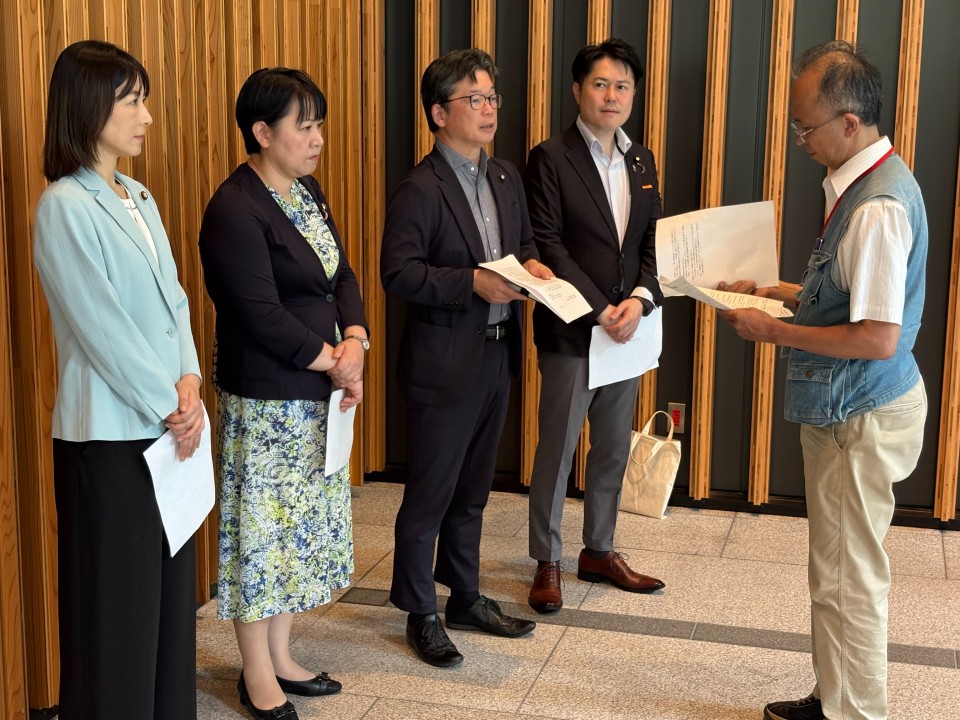 申し入れ後に記者団の取材に応じる石橋通宏参院議員ら