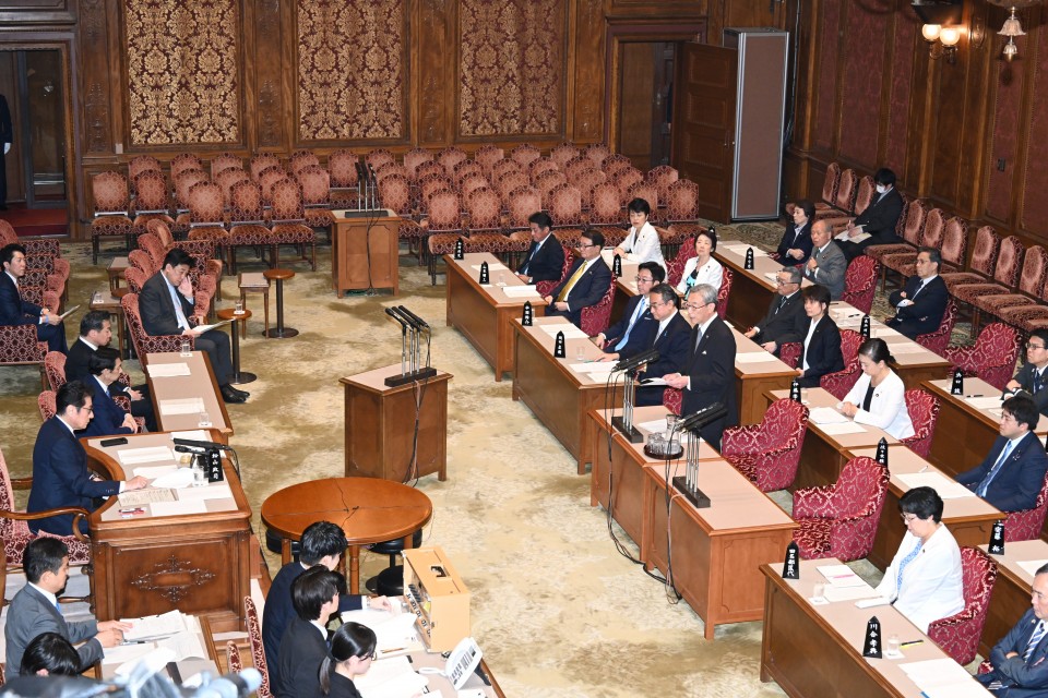 20260716参院皇室典範特別委員会の質疑に立つ長浜博行議員