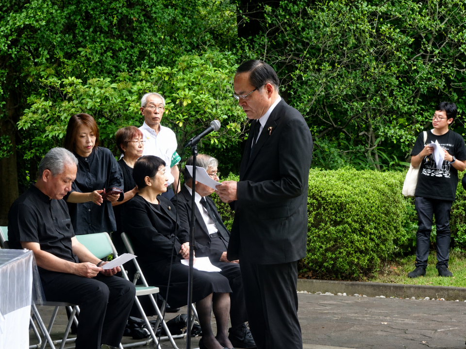 平和を誓う8.15集会でメッセージを代読する吉田忠智常任幹事会議長