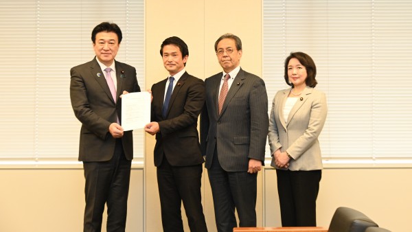 立憲・中道・公明3党代表が官房長官に「日米首脳会談に向けた提言」を手交
