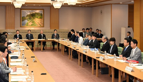 皇位継承に関する全体会議に出席「皇室典範改正案の要綱が提示」