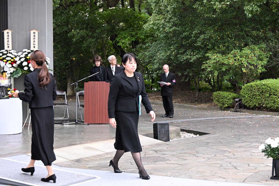 献花を終えた岸真紀子参院議員＝2026年10月19日、東京都千代田区