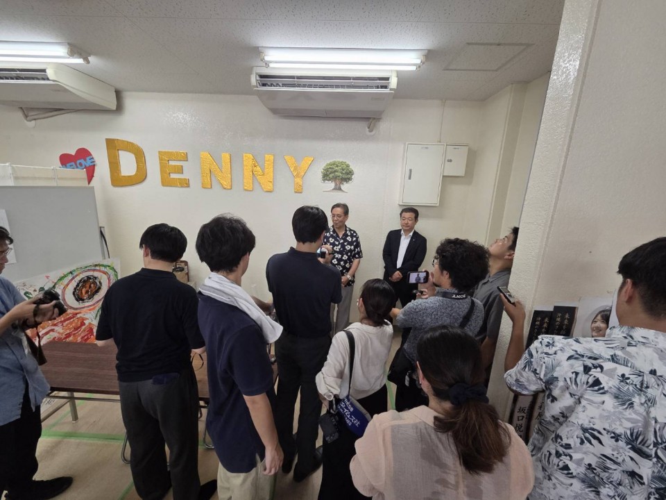 玉城デニー知事の支援事務所で取材を受ける水岡俊一代表