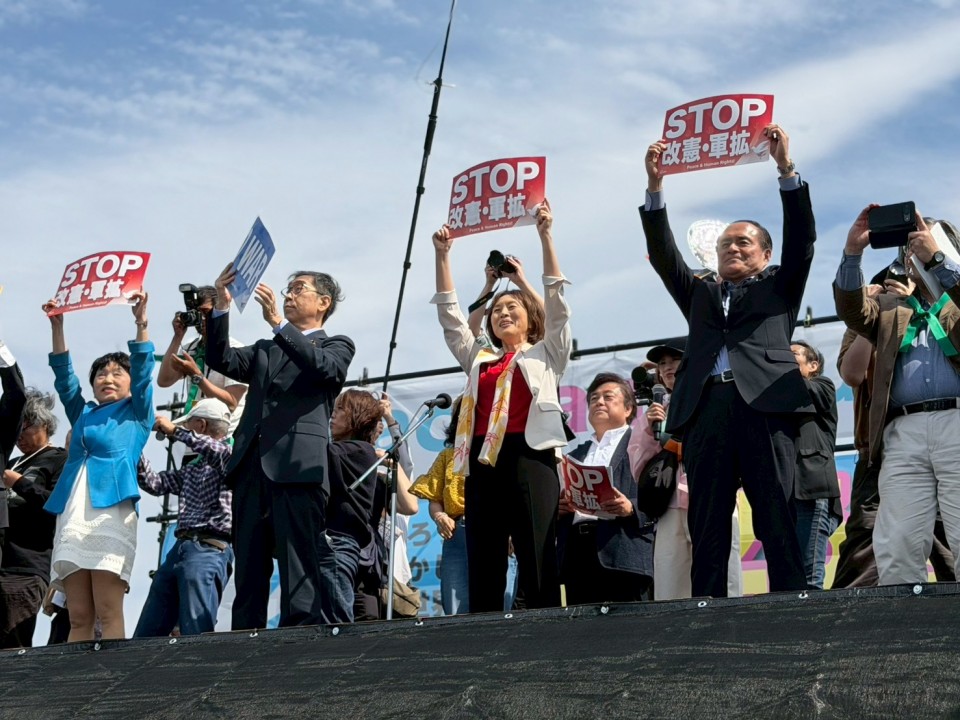 STOP改憲・軍拡のパネルを掲げる登壇者たち