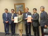 要請書の手交を受ける徳永政調会長ら