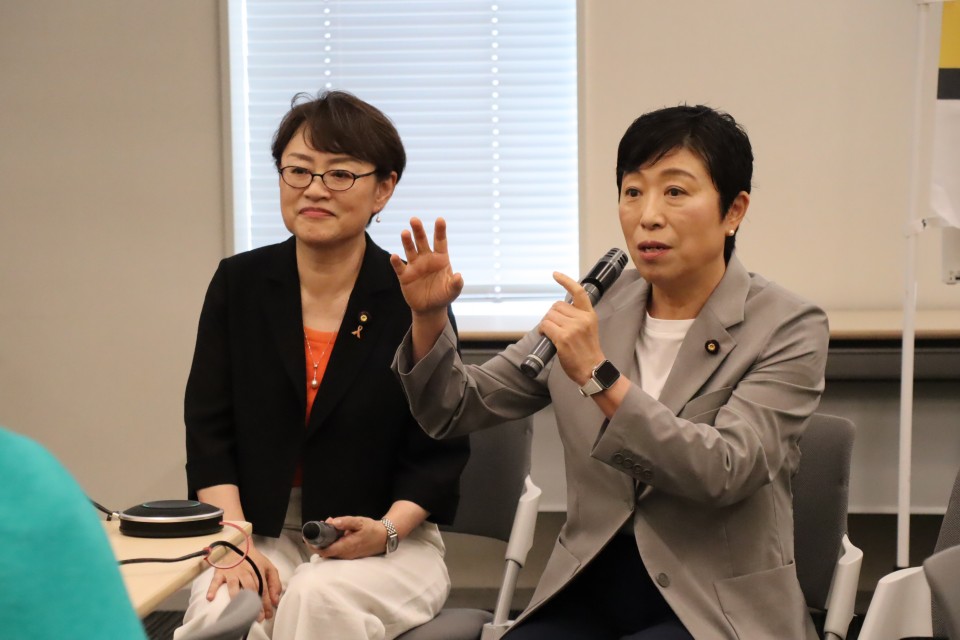 ランチミーティングで意見交換する辻元清美本部長と小島とも子事務局長