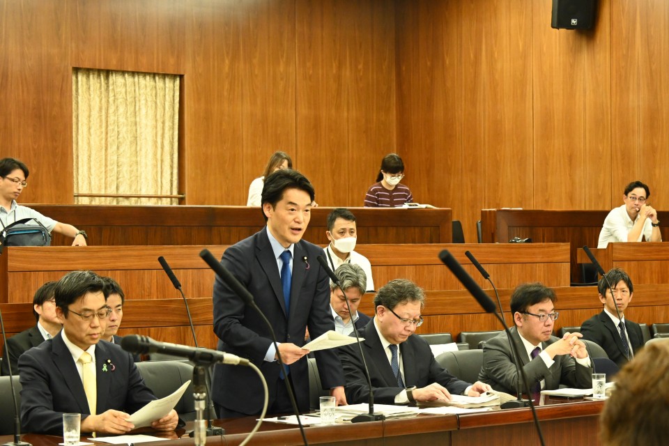 修正案提出者として答弁に立つ小西洋之議員＝2026年5月28日、参院厚生労働委員会